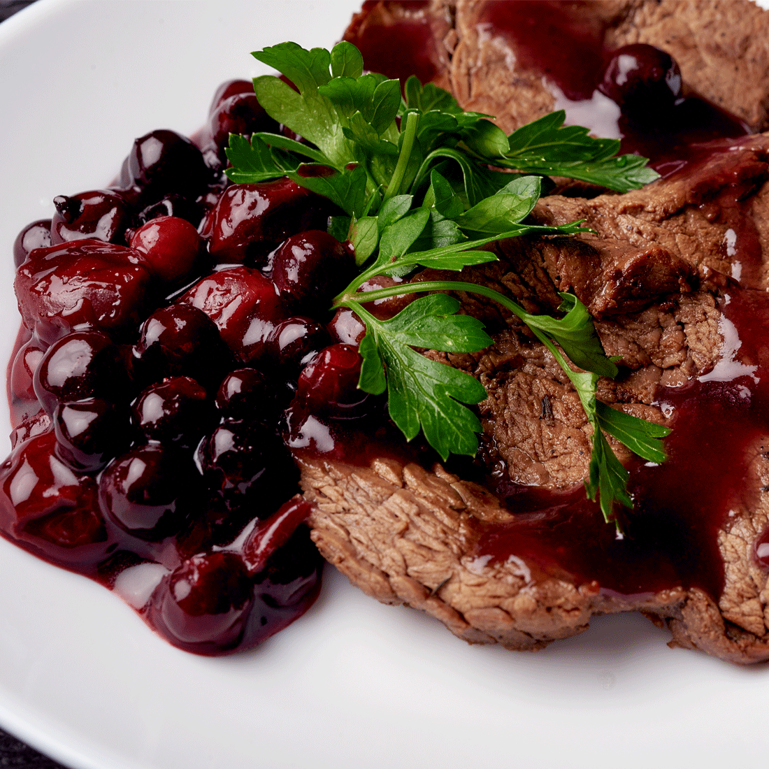 Beef Filet Popcorn, fresh Berries and mashed Potatoes with Al Rabie Berry Mix